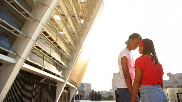 Feliz Pareja Adolescente Poniendo Frentes Juntas Sintiendo Confianza Cercanía — Foto de Stock