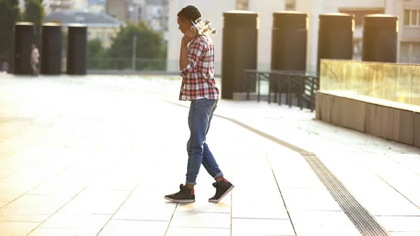 Έφηβος Αγόρι Που Περπατάει Στο Δρόμο Κρατώντας Σκέιτ Εφηβική Χόμπι — Φωτογραφία Αρχείου