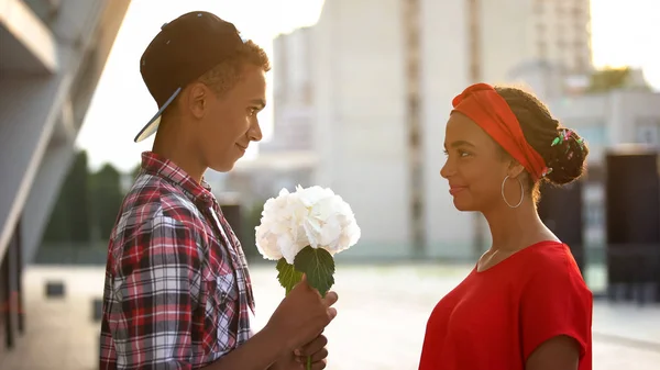Teen Pojke Ger Blommor Till Vacker Flicka Upplever Första Kärlek — Stockfoto