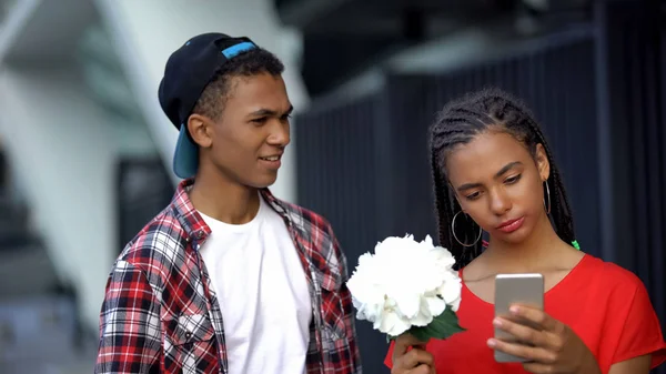 Teen Κορίτσι Αγνοώντας Λουλούδια Από Αγόρι Προτιμώντας Κοινωνικά Δίκτυα Ψηφιακό — Φωτογραφία Αρχείου
