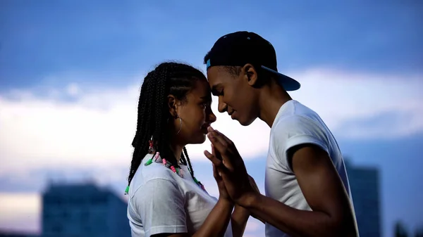 十代のカップルは額を一緒に入れて 手をつないで 完全な信頼の概念 — ストック写真