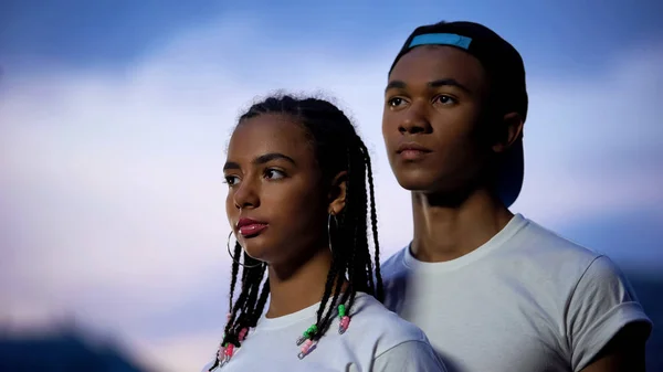 Sério Casal Adolescentes Olhando Frente Juntos Sonhando Com Futuro Feliz — Fotografia de Stock