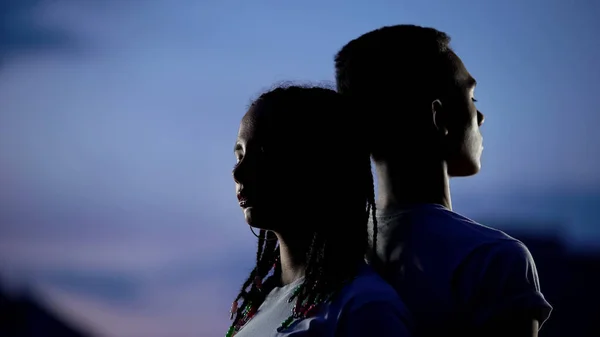 Par Som Står Sammen Mørket Konfronterer Problemer Sammen – stockfoto