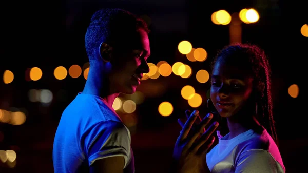 Adolescente Menino Menina Sensualmente Tocando Mãos Encontro Romântico Luzes Noite — Fotografia de Stock