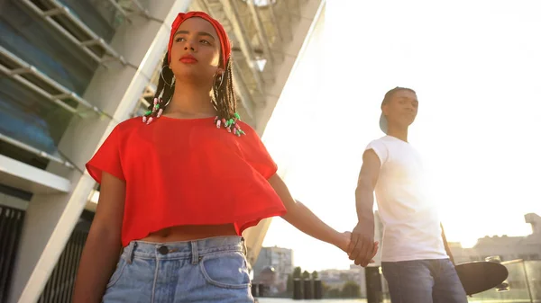 Sad Missnöjd Afro Amerikansk Flicka Som Håller Hand Med Tonårs — Stockfoto