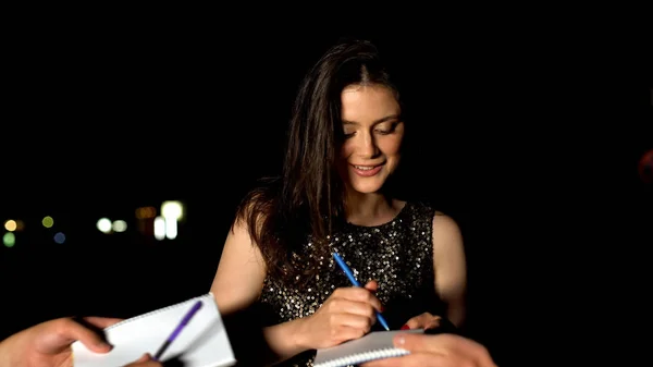 Famosa Mujer Firmando Autógrafos Los Fanáticos Cuadernos Fiesta Noche Estrellas —  Fotos de Stock