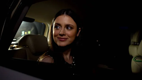 笑顔の女優が車から人々を迎え 重要な賞パーティーに到着 — ストック写真