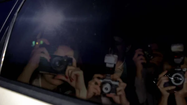 Paparazzi Atirando Janelas Enlatadas Carro Luxo Celebridade Escondida Dentro Fama — Fotografia de Stock