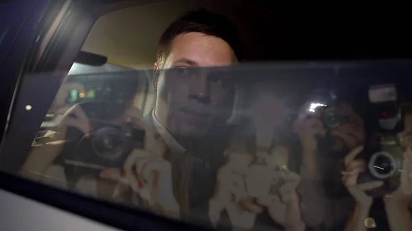 Berühmter Männlicher Superstar Schließt Autoscheibe Versteckt Sich Vor Paparazzi Kameras — Stockfoto