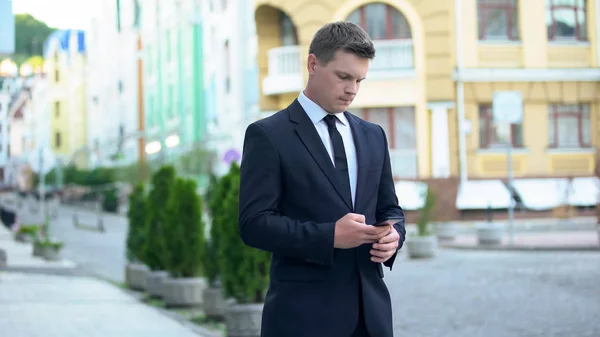 Affärsman Skicka Budskap Som Promenader Till Jobbet Upptagen Livsstil Arbetsnarkoman — Stockfoto