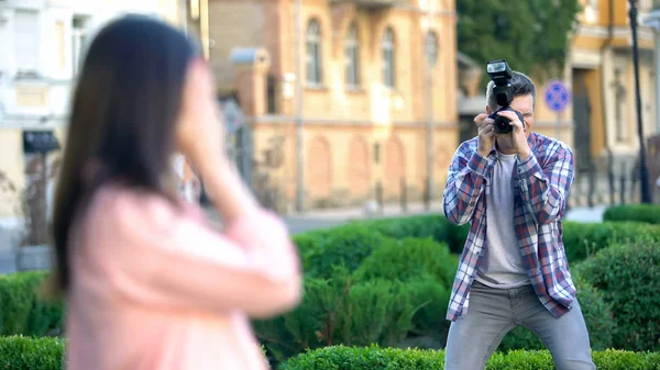 Male Photographer Taking Photos Beautiful Model City Park Portfolio — Stock Photo, Image