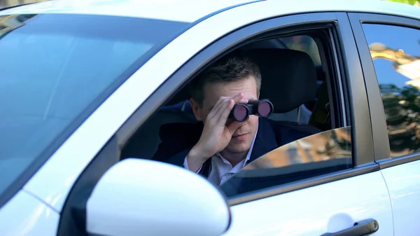 Homem Terno Espionagem Carro Usando Binóculos Investigação Detetive Privado — Fotografia de Stock