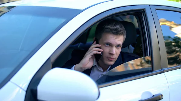 Homem Sentado Carro Espionando Esposa Com Amante Falando Telefone Com — Fotografia de Stock