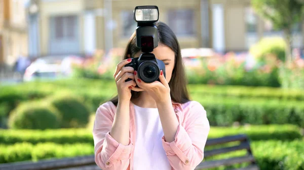 Жінка Фотограф Фотографує Фотоапаратом Парку Уроки Початківців — стокове фото