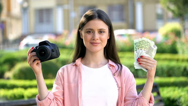 Feminino Mostrando Câmera Monte Euros Câmera Profissão Rentável — Fotografia de Stock