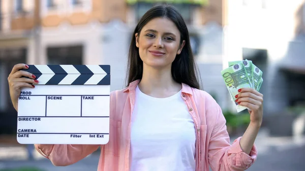 Donna Che Mostra Clapperboard Mazzo Euro Alla Macchina Fotografica Operaio — Foto Stock