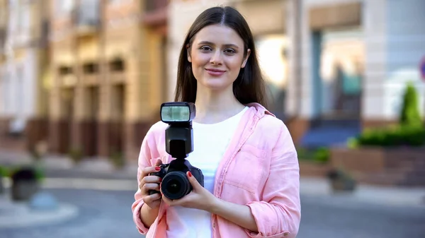 Gülümseyen Genç Kadın Şehir Caddesinde Kameraile Ayakta Fotoğraf Dersleri — Stok fotoğraf