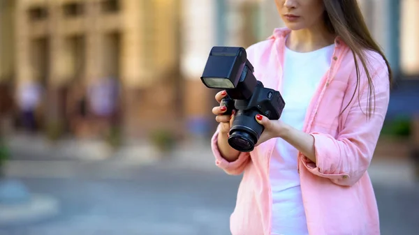 Kadın Fotoğrafçı Şehir Caddesinde Fotoğraf Çekimi Öncesi Kamera Pozlama Ayarlama — Stok fotoğraf