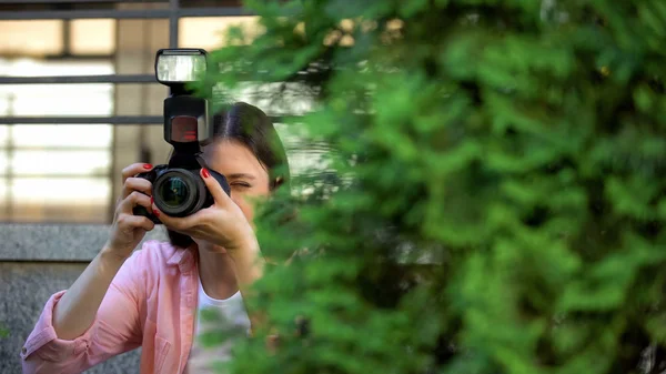 Female Paparazzi Hiding Trees Taking Photos Searching Sensation — Stock Photo, Image