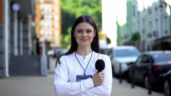 Jurnalist Sex Feminin Microfon Permis Presă Uitându Camera Stradă — Fotografie, imagine de stoc