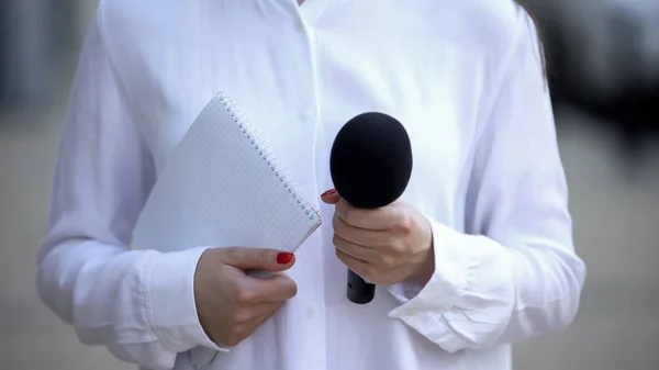 Jornalista Feminina Segurando Caderno Microfone Preparando Para Entrevista — Fotografia de Stock