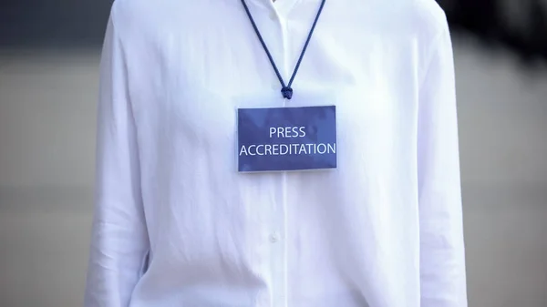 プレス認定バッジを持つ女性のクローズアップ ジャーナリストイベントパス アクセス — ストック写真