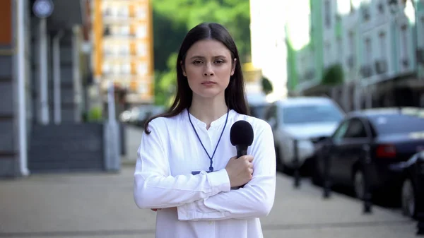 Journaliste Sérieuse Avec Microphone Badge Presse Regardant Caméra — Photo