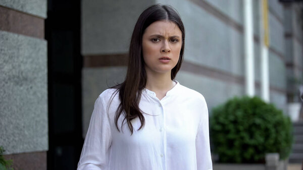 Злая знаменитость выходит из ресторана, спорит со СМИ, частной жизнью
