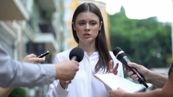 Boze Vrouwelijke Beroemdheid Praten Met Geïrriteerde Journalisten Zoek Naar Sensatie — Stockfoto