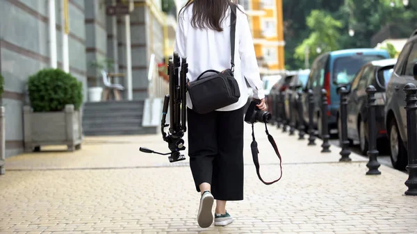 Kobieta Fotograf Spaceruje Ulicy Sprzętem Idzie Pracy Sesja Zdjęciowa — Zdjęcie stockowe