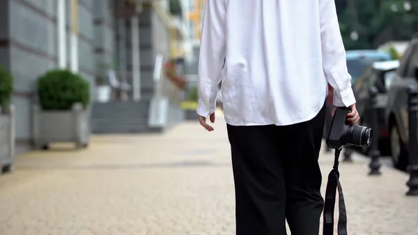 Fotógrafa Feminina Caminhando Com Câmera Procurando Lugar Para Fazer Foto — Fotografia de Stock