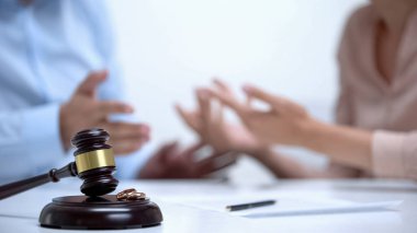 Boşanma sırasında mülkiyet bölünmesi hakkında tartışan eşler, tokalma ve yüzük yakın çekim