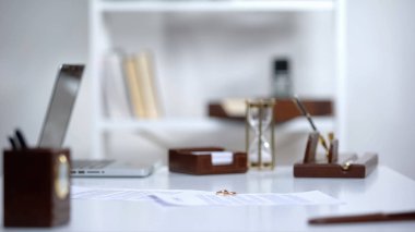 Boş ofisteki avukat masasına bak, hukuki sorunları çöz, reklam yap