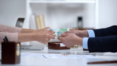 Erkek ve kadın elleri euro para çekerek, boşanma sırasında evlilik mülkiyet bölen