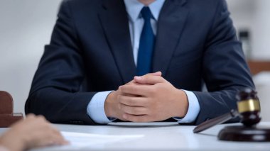 Profesyonel avukat müşteriyi dikkatle dinler ve tavsiyelerde bulunur.