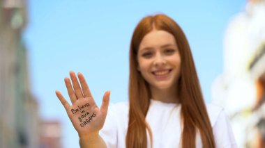 Rüyalarınıza inanın. Avuç içine yazılmış ergen kız ifadesi, motivasyon konsepti.