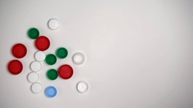 Plastik kaplamalar arka planda yatar, toprak kirliliğini önler, doğayı kurtarır