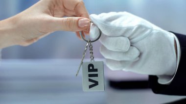 Vip eldiven el alarak anahtarlık müşteri yazılı, lüks tatiller