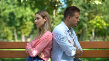 Üzgün çift parkta bankta oturuyor, iletişim krizi, çatışma