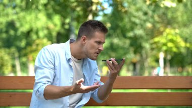 Sinirli bir şekilde konuşan telefon hoparlörü, ilişkiler çatışması, yanlış anlaşılma