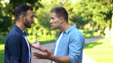 Açık havada kavga eden erkekler, iletişim çatışması, sorun anlaşmazlığı, öfke