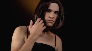 Agender ihtiyatlı görünümlü, eşcinsellik hakkında toplumun değerlendirilmesi bekliyor