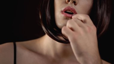Esmer erkek transgender ruj, gay makyaj kaliteli kozmetik uygulayarak
