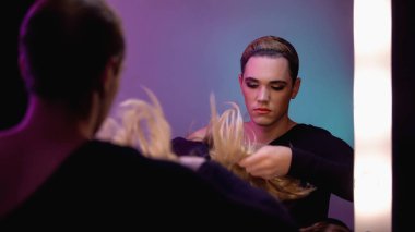 Sarışın peruk takarak, transseksüel parti için hazırlanıyor iyi görünümlü travesti diva