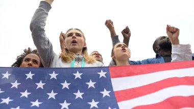 Usa bayrağı tutan ve slogan atan aktif vatandaşlar, protesto ya da isyan