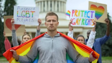 Erkek gökkuşağı bayrağı taşıyor, Lgbt haklarına saygı ve koruma için savaşıyor