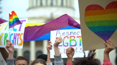 Kalabalık, Lgbt haklarına saygı gösteren posterler asıyor, eşcinsel evliliğine destek veriyor.
