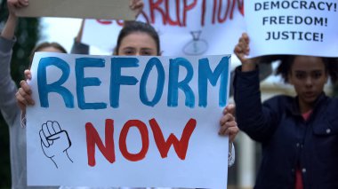 Sancak reformunu gösteren eylemci, yolsuzluğu protesto ediyor, adaletsiz adalet