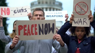 Toplu çatışmaları, nükleer silahları ve savaşı protesto eden pankartlar sallayan aktivistler