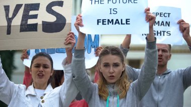 Feminist protestocular ellerinde bayrak sallıyor, kadın hakları eşitliğini koruyorlar.